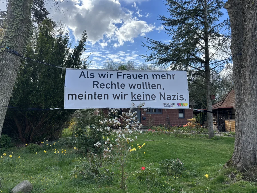 Dauertransparent in Brettorf - Als wir Frauen mehr Rechte wollten meinten wir keine Nazis